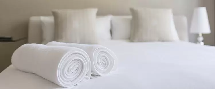 serviettes sur un lit d'hôtel